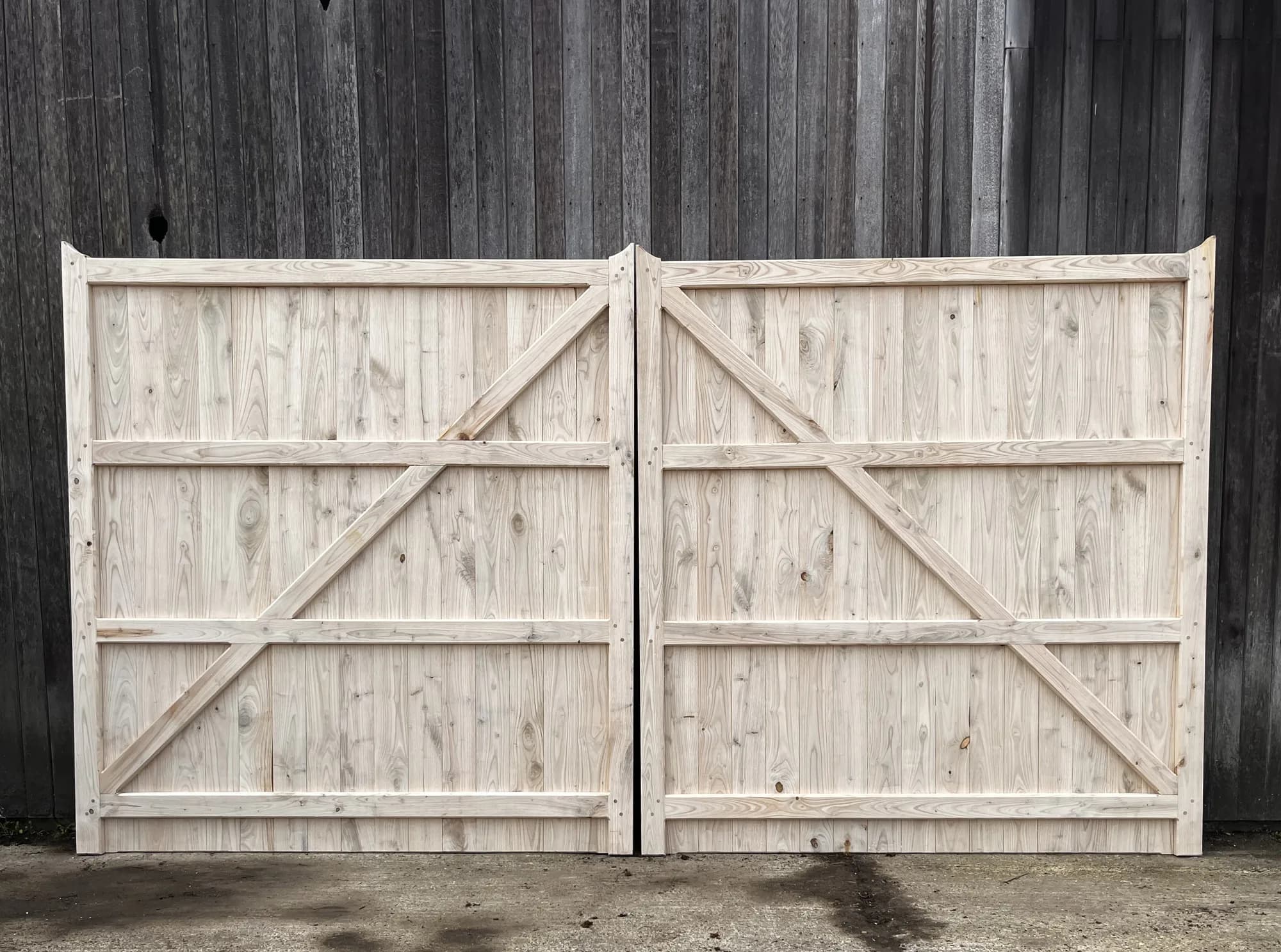 boarded gates rear curved braces